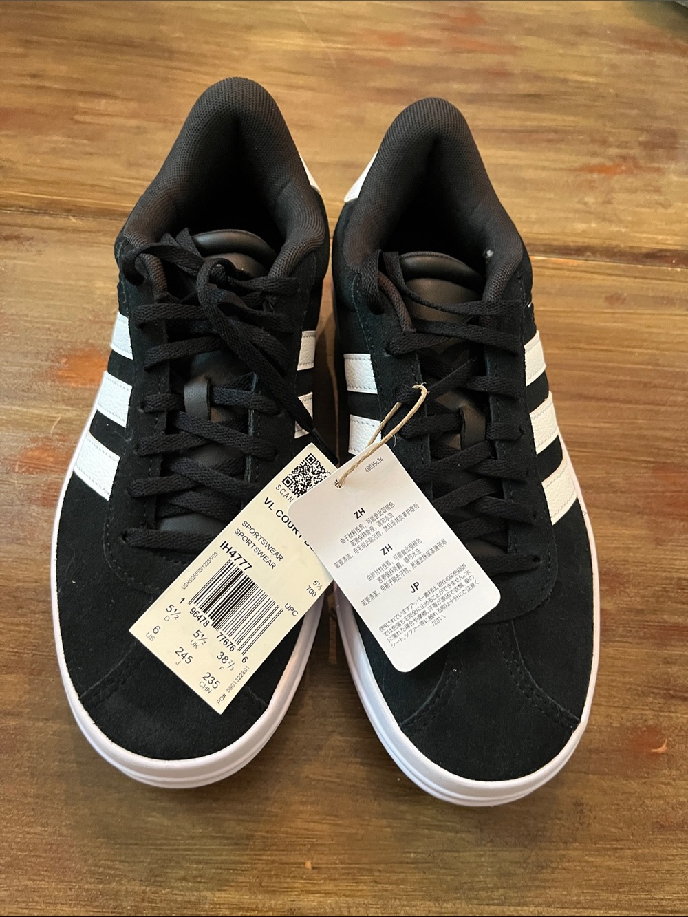 NWT Youths adidas Black and White Low-Top Suede Sneakers